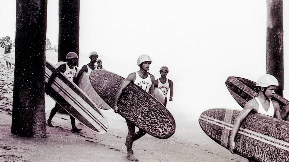 De Geschiedenis van het Surfen: Een Tijdloze Golf van Avontuur