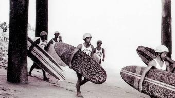 De Geschiedenis van het Surfen: Een Tijdloze Golf van Avontuur